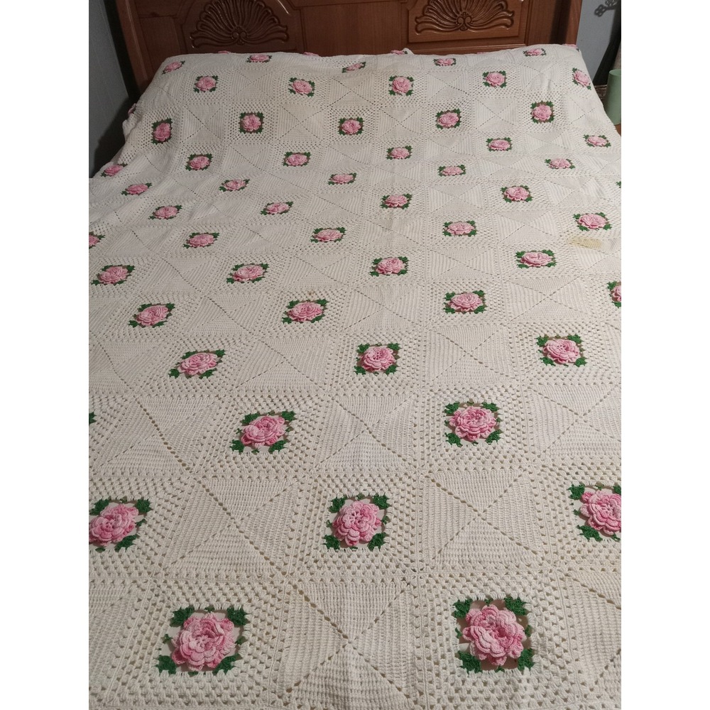 Vintage Handmade Crochet Bedspread Pink Rose Floral Coverlet 72x106 Cottagecore - Picture 3 of 8